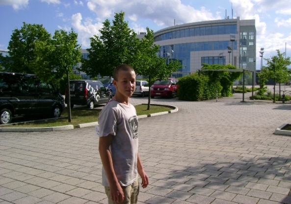 Adam Królikowski na tle hali zawodów