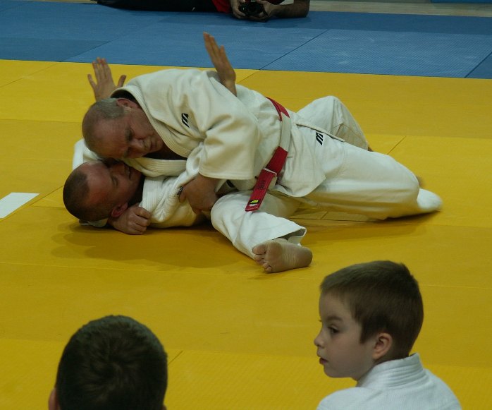 Mistrz Niedomagała prezentuje trzymanie Hon-kesa-gatame