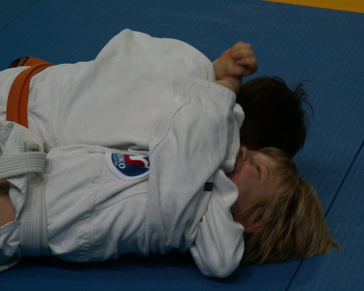 Mikołaj i Igor ćwiczą trzymanie Hon-kesa-gatame