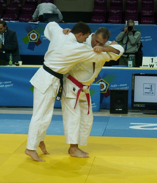 Mistrz Adamczyk pokazuje kuzushi przed rzutem Tai Otoshi