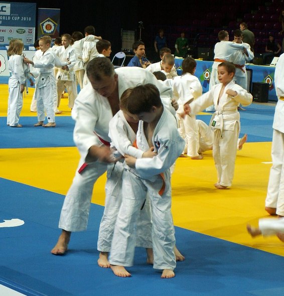 Mistrz Adamczyk pomaga przy rzucie Tai Otoshi
