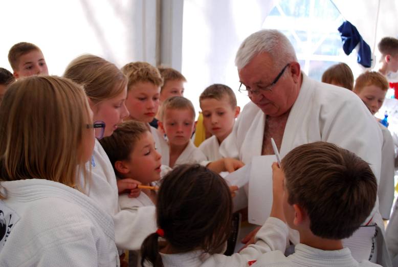 Czesław Kur (VII DAN) rozdaje autografy