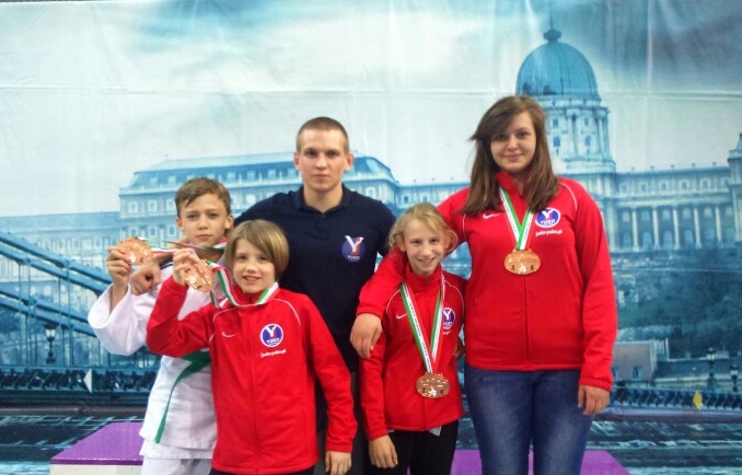 Trener Tomek z medalistami