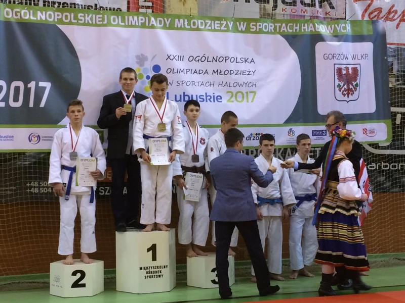Szymon Szymański i trener Tomasz Głuszyk - I miejsce, kat. 55kg
