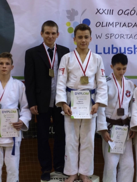 Szymon Szymański i trener Tomasz Głuszyk - I miejsce, kat. 55kg